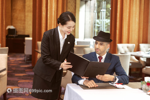 酒店服务餐厅服务员给外国客人菜单